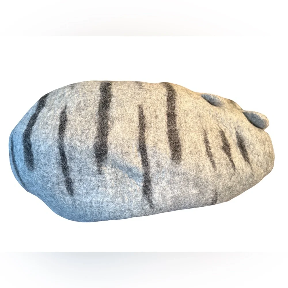 World Travelers Collection NWT Gray Wool Felted Huge Cozy Cat Cave Bed